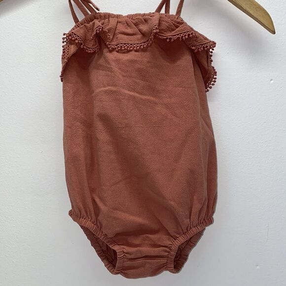 MAUVE BY PASTEL BUBBLE WITH RUFFLE AND TIE SHOULDER GIRLS KIDS SZ 18months New - Picture 2 of 4